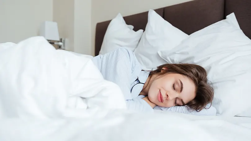 Immagine di una donna che dorme su un materasso Smartgrid.