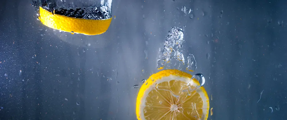 Fette di limone in acqua