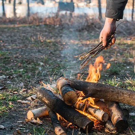 Un fuoco che arde all'aperto nel bosco