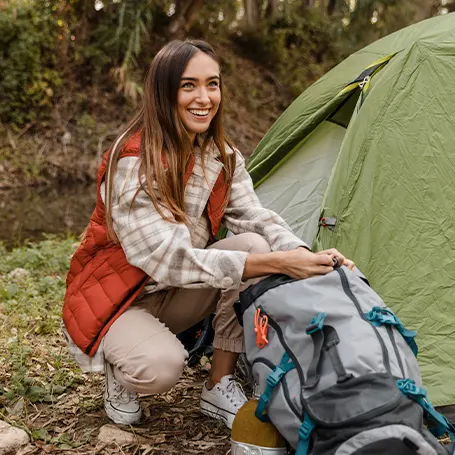 Una ragazza che allestisce il campo