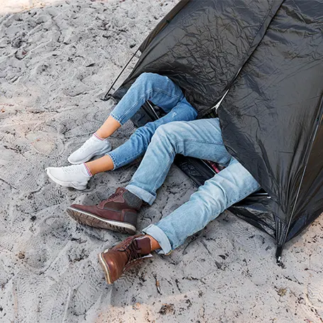 Immagine di una coppia che dorme in una tenda.